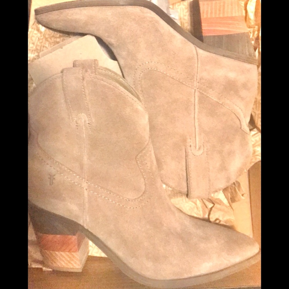 FRYE “FAYE“ TAUPE LIGHT BEIGE SUEDE ANKLE BOOTIES | SZ 7M | NEW (BOX OPTIONAL) - Picture 2 of 8